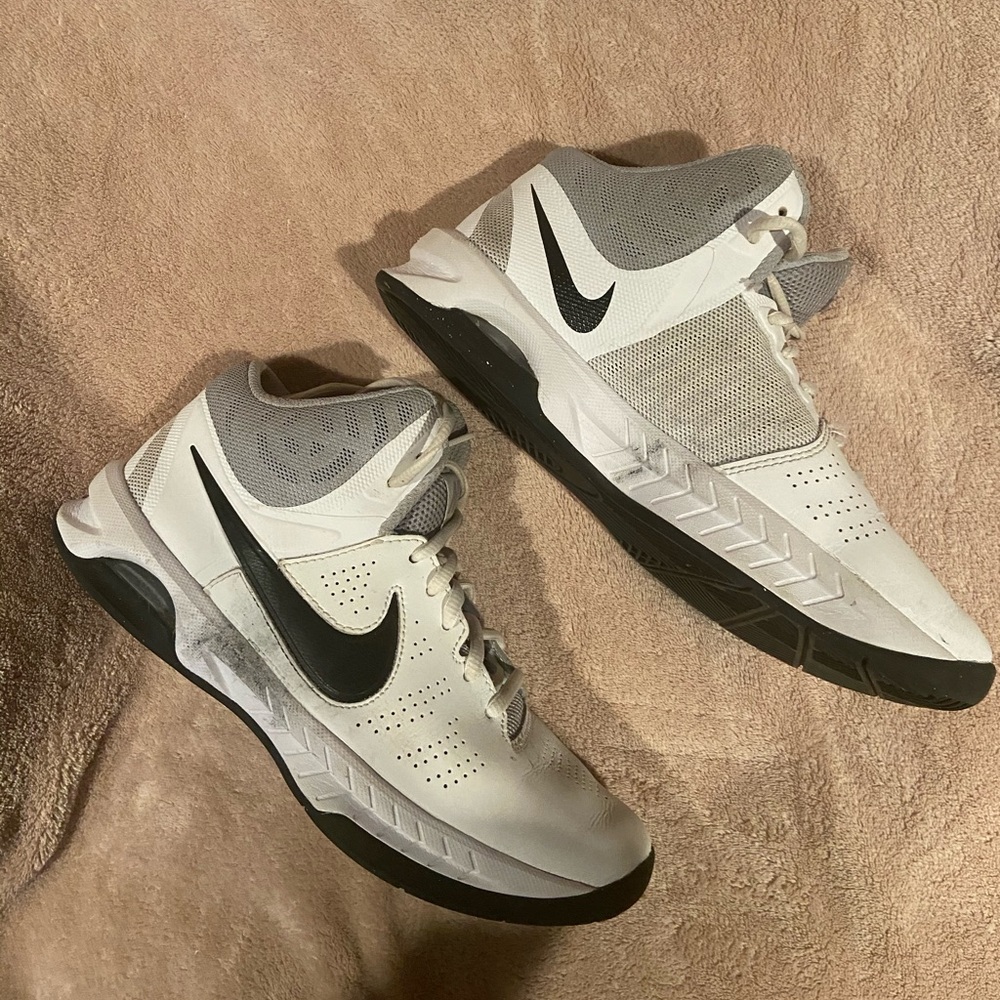 NIKE women’s basketball shoes